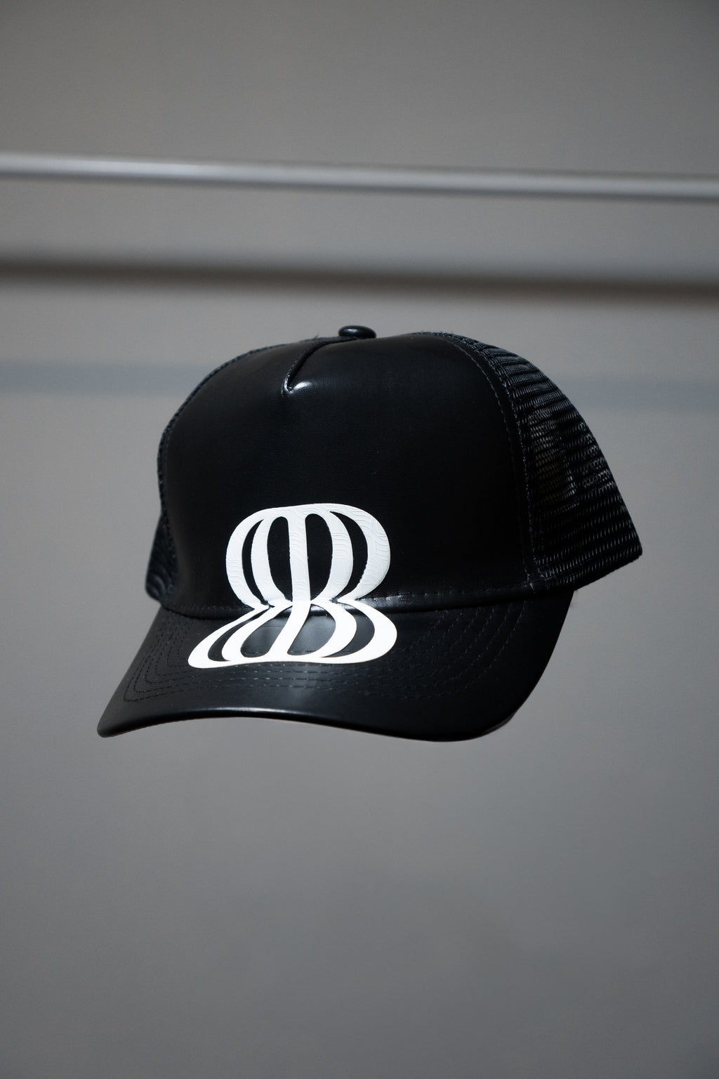 GORRO BLANKO FRONT LEATHER