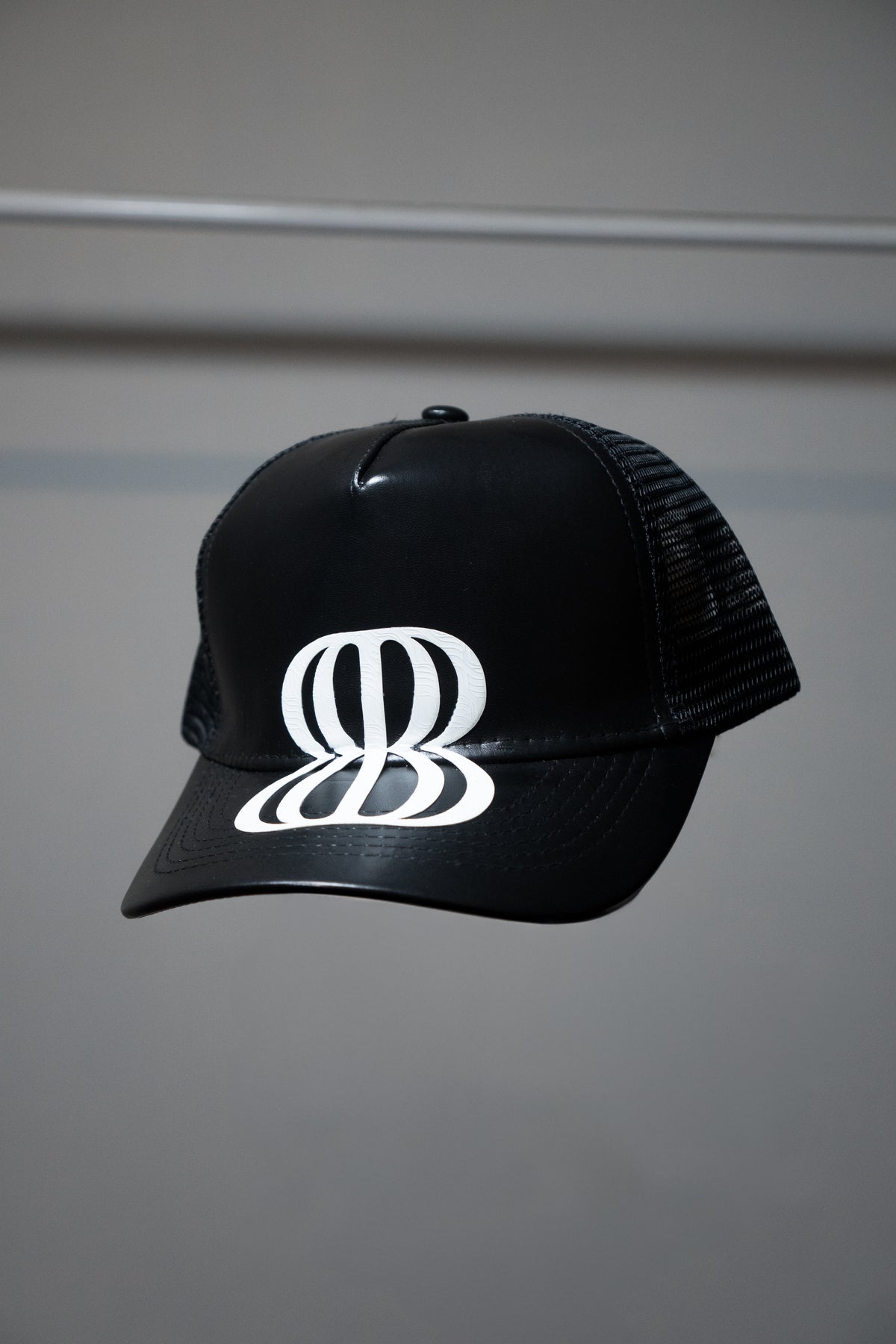 GORRO BLANKO FRONT LEATHER