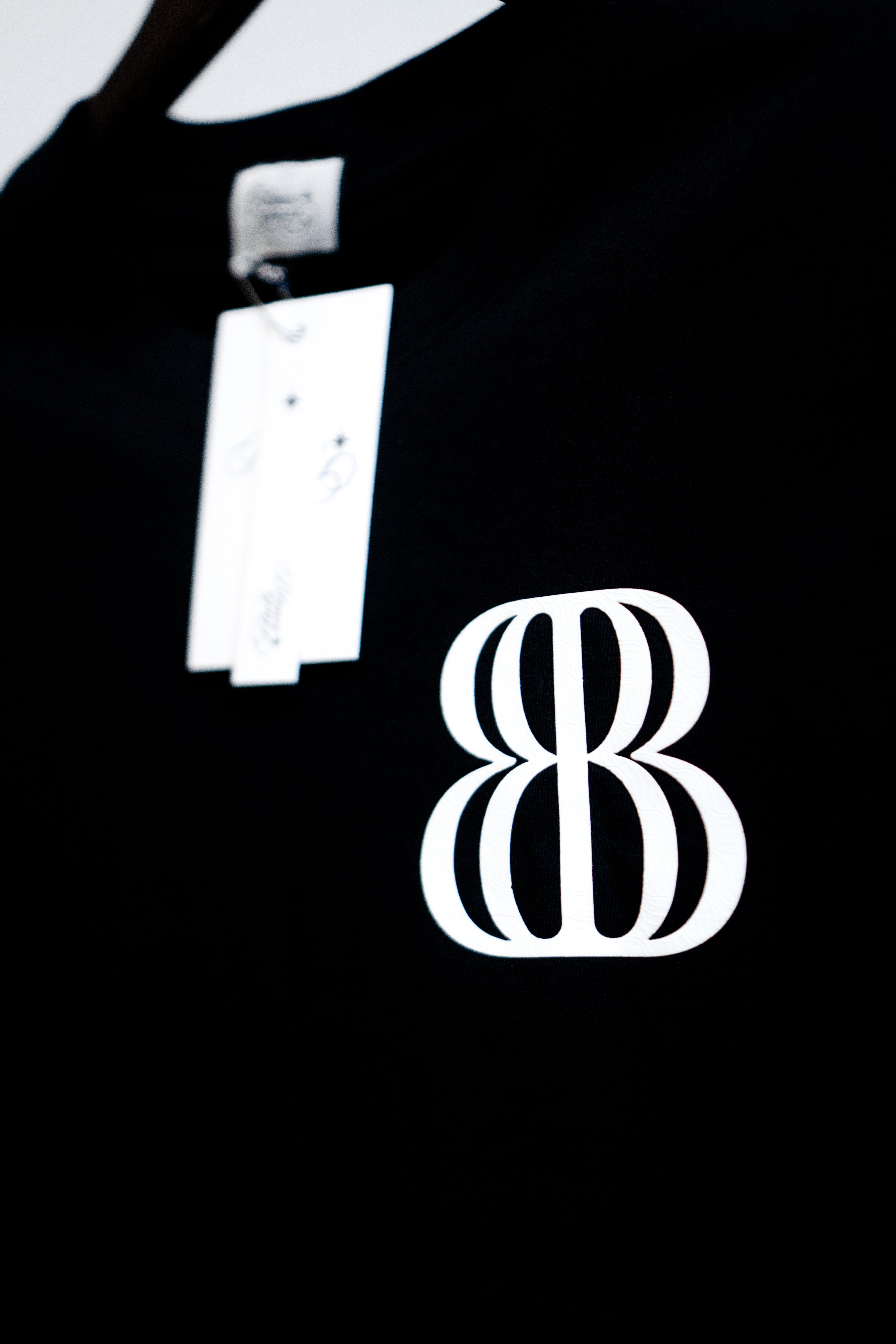 POLERA BLANKO LOGO.ZIP