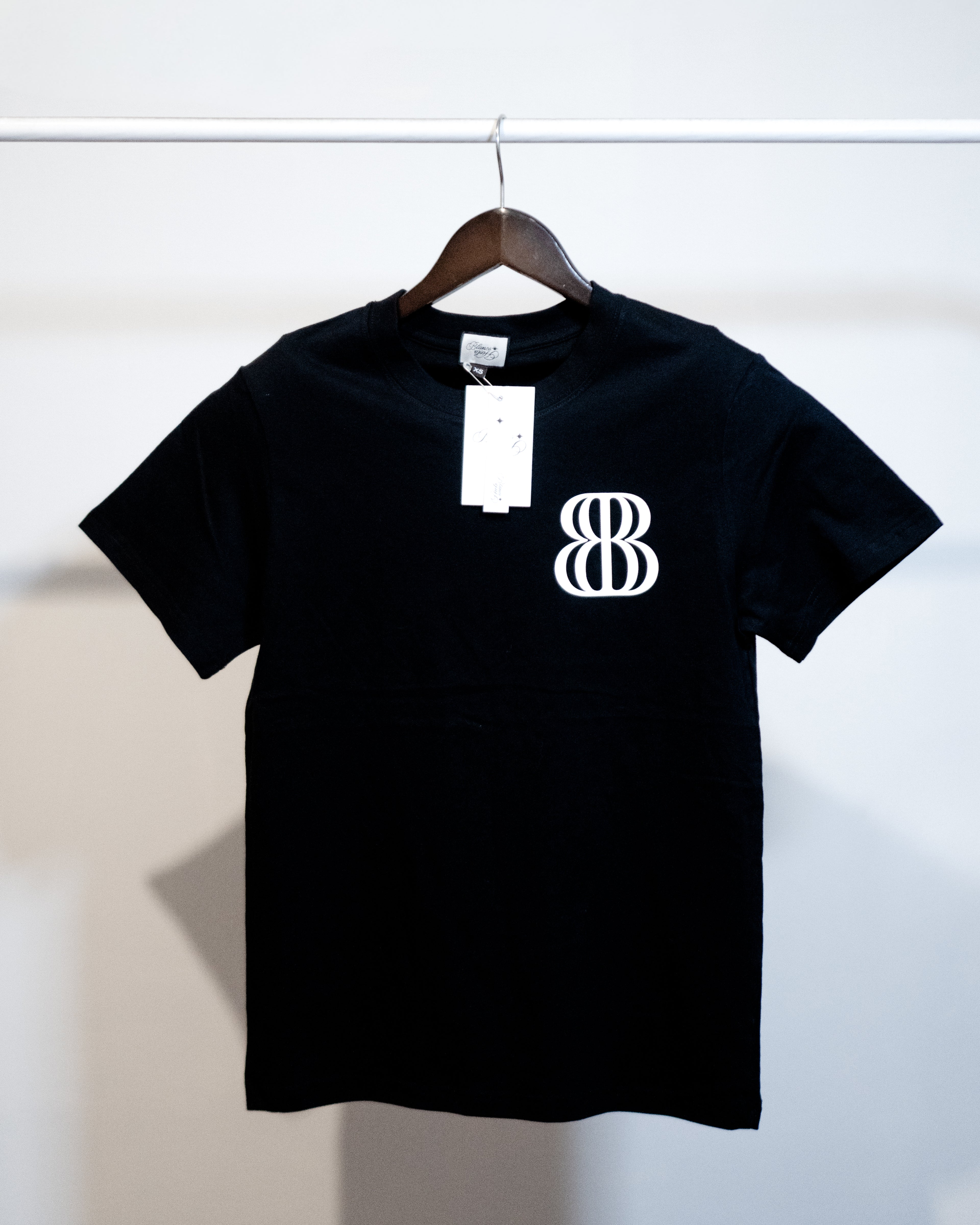 POLERA BLANKO LOGO.ZIP
